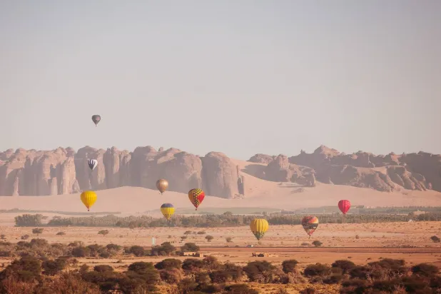 تمثّل رحلات «هيرو بالون فلايتس» الإضافة الأحدث إلى مجموعة متنوعة من تجارب المغامرات في العُلا (الشرق الأوسط)