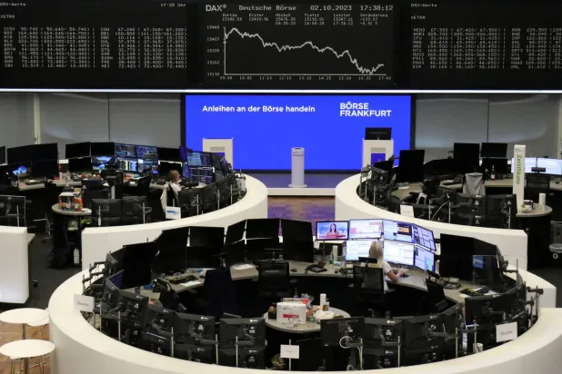 قاعة التداول في بورصة فرانكفورت حيث تظهر تحركات مؤشر «داكس» الألماني على الشاشة العملاقة (رويترز)