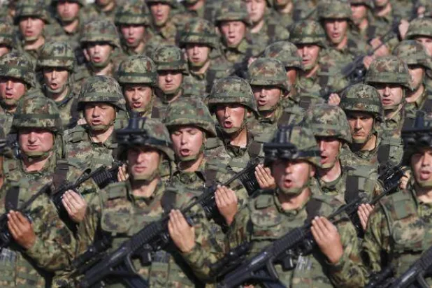 سربیا کے فوجی 19 اکتوبر 2019 کو بلغراد کے قریب باتانجیکا میں فوجی مشقوں کے دوران (اے پی)