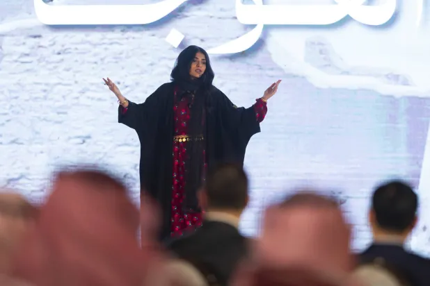 غلاء التيماني إحدى المشاركات في النسخة الأولى من المسابقة أثناء تقديمها لحفل التدشين (هيئة تطوير بوابة الدرعية)