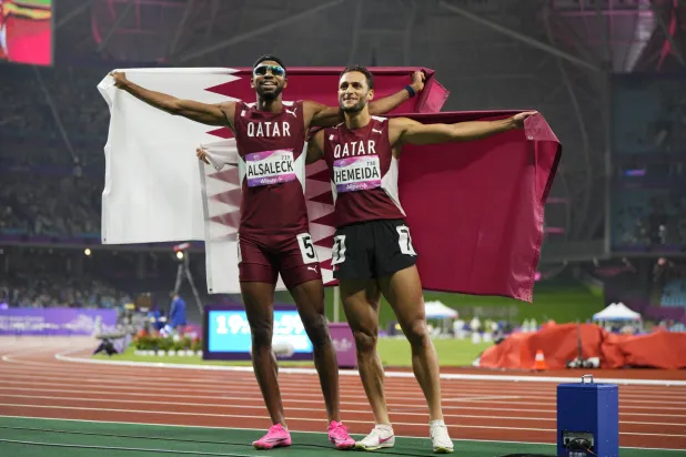 القطريان الفائزان بالميداليتين الذهبية والفضية سامبا وحميدة (أ.ب)