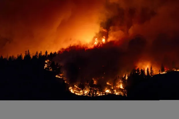 حريق غابات ماكدوغال كريك يشتعل في تلال غرب كيلونا في كولومبيا البريطانية بكندا في 17 أغسطس 2023 (أ.ف.ب)