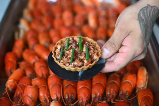 مطعم «سيلو» يُدخل الأنواع الغازية إلى وجباته لـ«الترويج بابتكار للأنواع الضارّة بالبيئة» (أ.ف.ب)