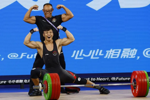 الإندونيسي عبد الله يحتفل بتسجيله رقماً قياسياً عالمياً جديداً في وزن 73 كغم (رويترز)