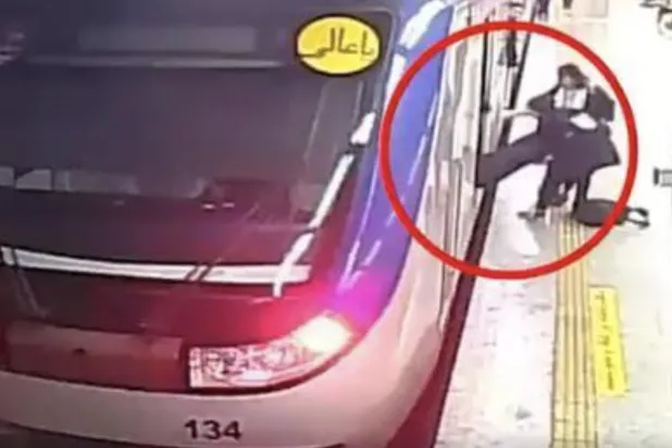 صورة من فيديو التقطته كاميرا مراقبة ويظهر لحظة انهيار الفتاة في مترو الأنفاق في العاصمة الإيرانية طهران (متداولة)