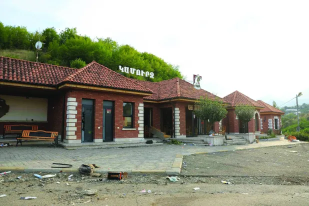 مطعم مهجور في عاصمة كاراباخ ستباناكيرت الاثنين (أ.ف.ب)