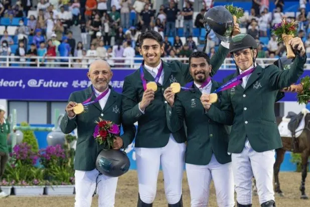 «المنتخب السعودي للفروسية» بعد تحقيق ذهبية قفز الحواجز (الشرق الأوسط)