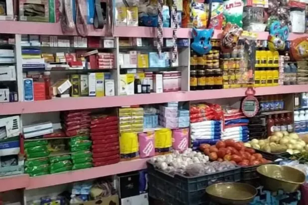 Başkent Sana'daki bir gıda ve sebze mağazasında denetim olmadan satılan ilaçlar (Facebook)