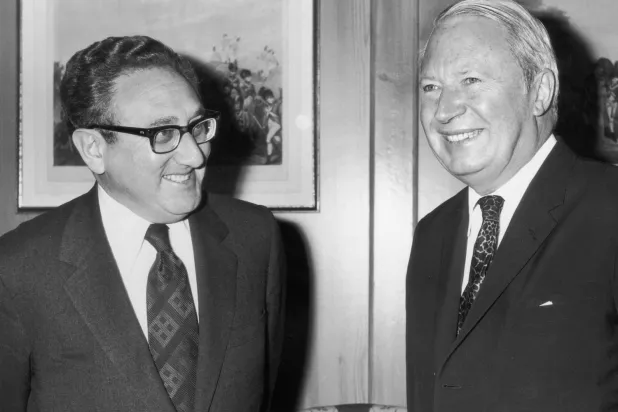 Eski Birleşik Krallık Başbakanı Edward Heath ile eski ABD Dışişleri Bakanı Henry Kissinger, 12 Aralık 1973’te Londra’da. (Getty)