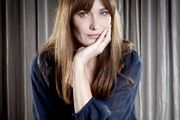 المغنية وعارضة الأزياء الفرنسية كارلا بروني (رويترز - أرشيفية)