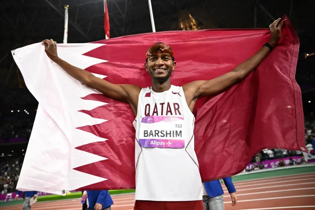  القطري معتز برشم بعد حصد الذهبية (رويترز)