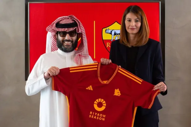 المستشار تركي آل الشيخ خلال توقيع العقد (الشرق الأوسط)