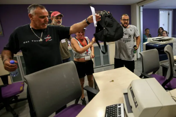 أحد المودعين يحاول الحصول على أمواله بعد اقتحامه مصرفاً في بيروت في يوليو الماضي (د.ب.أ)