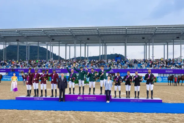 منتخب السعودية للفروسية لقفز الحواجز خلال تتويجه بالذهبية (الأولمبية السعودية)