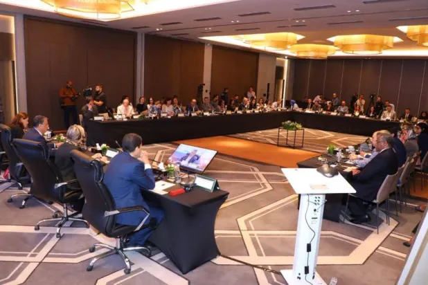 بین الاقوامی انسانی حقوق کے میکانزم کے ساتھ مراکش کے تعامل کے نتائج کو پیش کرنے کے لیے بین الاقوامی شرکا کے اجلاس کا منظر (الشرق الاوسط)