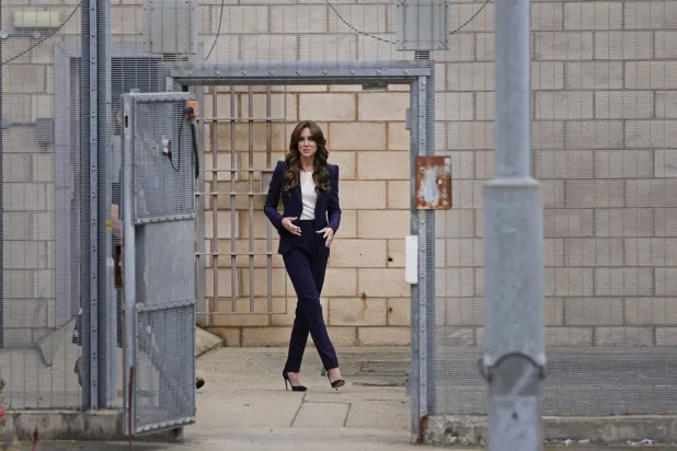 مصممة كايت ميدلتون المفضلة توُدّع دار «ألكسندر ماكوين» وتشير التوقعات إلى استمرار التعاون بينهما (أ.ب)