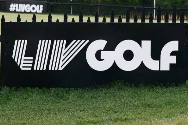 لاعبو الغولف يستعدون للظهور على أرضية ملعب نادي رويال غرينز (إكس)