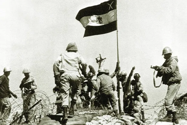  جنود مصريون يرفعون العلم على الضفة الشرقية من قناة السويس خلال معارك حرب أكتوبر 1973 (أ.ب)
