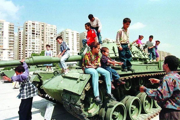 أطفال يلعبون فوق دبابة قتال إسرائيلية أميركية الصنع في متحف مصري مخصّص لذكرى حرب أكتوبر (أ.ف.ب)