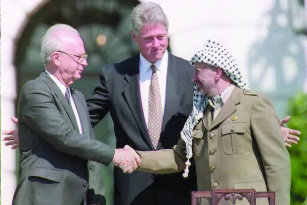 المصافحة التاريخية برعاية الرئيس بيل كلينتون بين ياسر عرفات وإسحاق رابين بعد اتفاق أوسلو بواشنطن يوم 13 سبتمبر 1993 (غيتي)