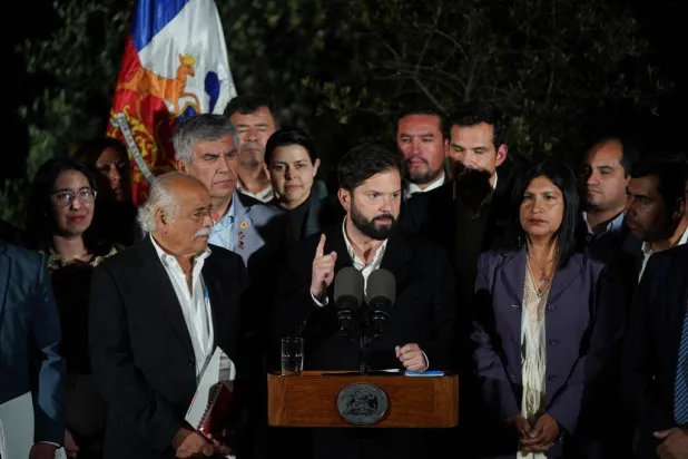  الرئيس غابرييل بوريتش  أعرب عن رفضه التلاعب بسلامة تشيلي الوطنية واسمها (رويترز)