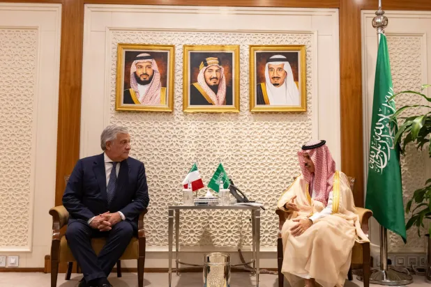 سعودی وزیر خارجہ شہزادہ فیصل بن فرحان ریاض میں اپنے اطالوی ہم منصب انتونیو تایانی سے ملاقات کرتے ہوئے (ایس پی اے)