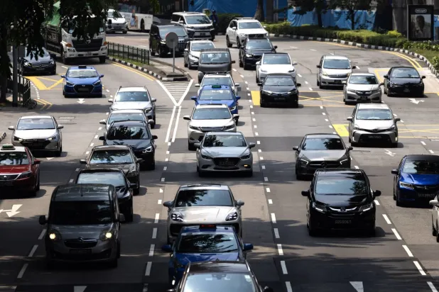 Singapur’da artık araba sahibi olma izni için 107 bin dolar ödenmesi gerekiyor