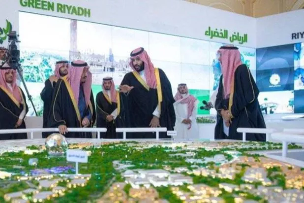 King Salman bin Abdulaziz listens to an explanation by Crown Prince Mohammed bin Salman about one of Riyadh’s green projects (SPA)