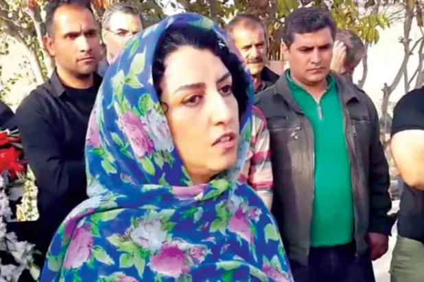 نرجس محمدي أثناء إلقاء كلمة في تأبين المدون ستار بهشتي الذي توفي نتيجة التعذيب في نوفمبر 2012 (يوتيوب)