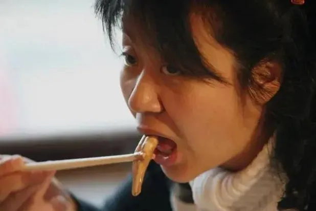 مستقبلات البروتين الموجودة على اللسان التي تساعد على اكتشاف الطعم الحامض تستجيب أيضاً لكلوريد الأمونيوم (رويترز)