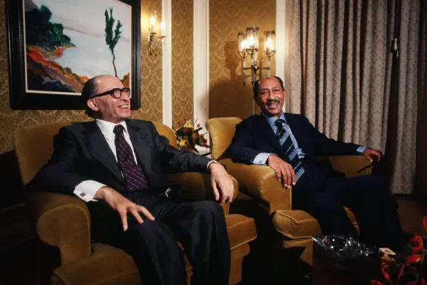 الرئيس المصري الراحل أنور السادات ورئيس الوزراء الإسرائيلي الراحل مناحم بيغن في القدس 19 نوفمبر 1977 (غيتي)