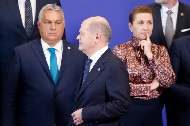 ندد أوربان (يسار) بمقترح إصلاح نظام الهجرة الأوروبي (أ.ف.ب)