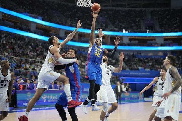 جاستن براونلي صنع الفارق لمنتخب الفلبين في مواجهة الأردن بالنهائي (أ.ب)