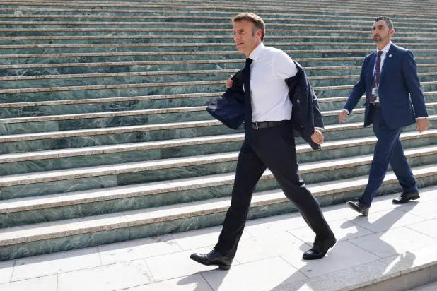 الرئيس الفرنسي إيمانويل ماكرون خارجاً من اجتماع القادة الأوروبيين في غرناطة الجمعة (أ.ف.ب)