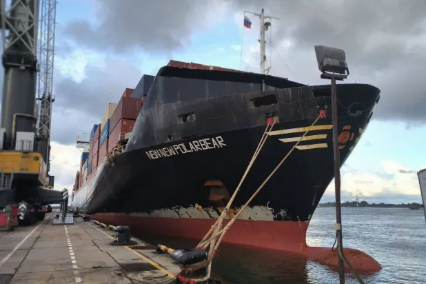 سفينة الحاويات «نيونيو بولار بير» (الحاكم الإقليمي أنتون أليخانوف على تلغرام)