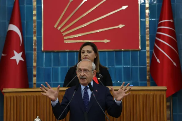 رئيس حزب الشعب الجمهوري كمال كليتشدار أوغلو يتحدث في اجتماع لنواب الحزب في البرلمان بأنقرة في 8 أغسطس 2023 (أ.ف.ب)