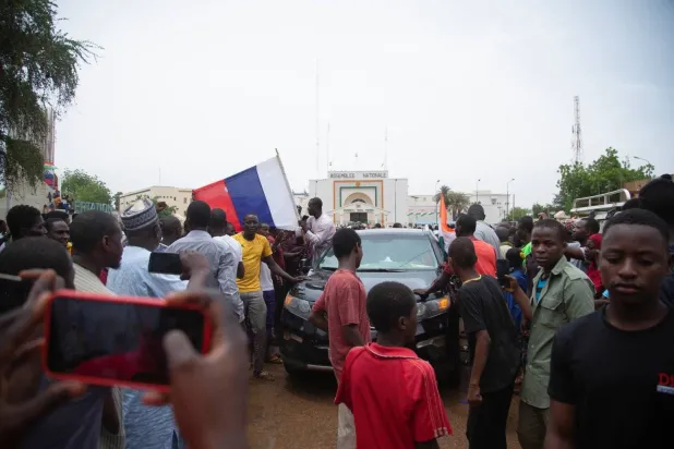 العلم الروسي مرفوعاً في النيجر (رويترز)