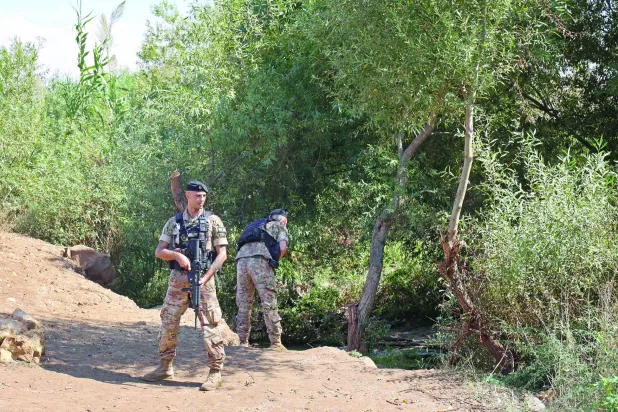 لبنان کے شمال میں وادی خالد کے علاقے میں شام کے ساتھ لبنان کی سرحد پر دو لبنانی فوجی بے گھر شامیوں کی دراندازی کی نگرانی کر رہے ہیں (اے ایف پی)