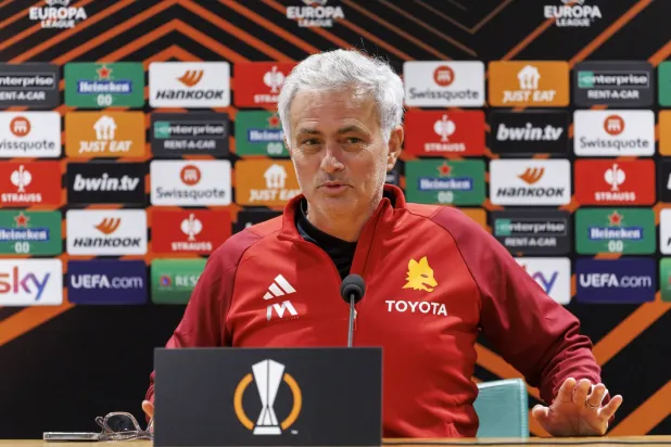 مورينيو خلال مؤتمر صحافي (إ.ب.أ)