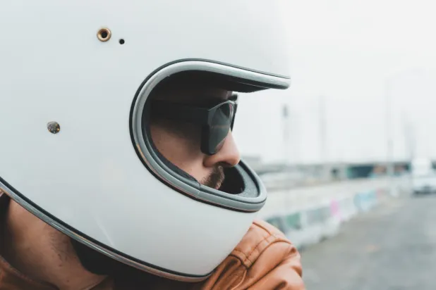 تتضمن «Blucap Moto» تقنية «Waveguide Lens» التي تعرض المعلومات الأساسية مباشرة على مجال رؤية راكب الدراجة (بلوكاب)