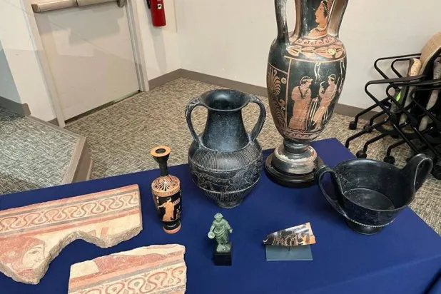 آثار أعيدت إلى إيطاليا من الولايات المتحدة عُرضت خلال حفل أقيم في نيويورك (رويترز)