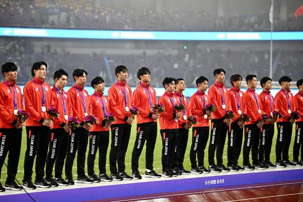 منتخب كوريا الجنوبية خلال تتويجه بذهبية كرة القدم في دورة الألعاب الآسيوية في الصين (رويترز)