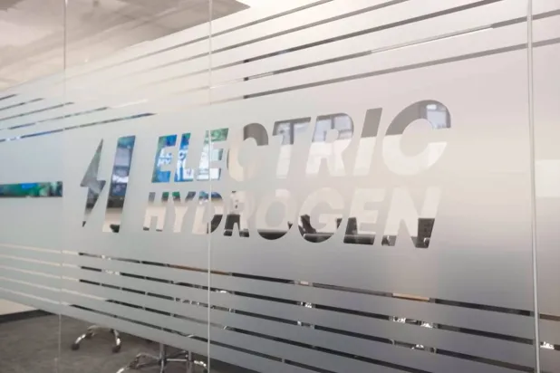 شعار شركة «إلكتريك هيدروجين» الأميركية في أحد فروعها (من موقع الشركة)