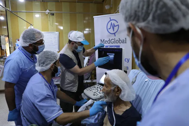 أطباء بعثة منظمة «ميدغلوبال» العالمية يتابعون حالة أحد المرضى (الشرق الأوسط)