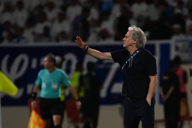 خيسوس مدرب فريق الهلال (تصوير: علي خمج)