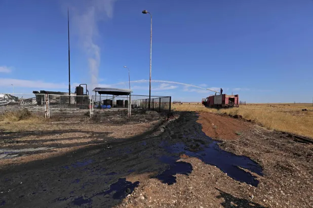 یکی از تاسیسات نفتی در حومه قحطانیه در استان حسکه که روز جمعه مورد حمله هوایی ترکیه قرار گرفت (فرانس پرس)