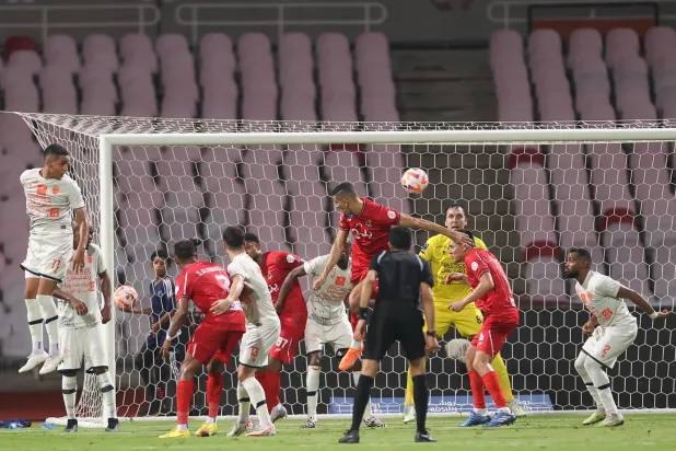 رأسية الياميق في طريقها للشباك الفيحاوية (تصوير: عدنان مهدلي)