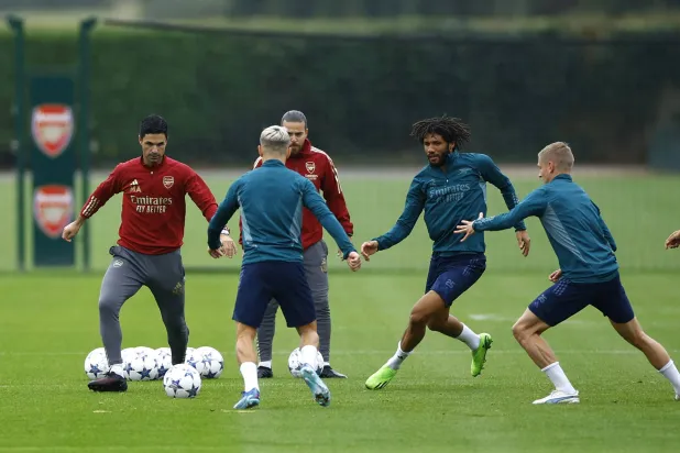 أرتيتا (يسار) يشار لاعبي أرسنال التدريب لتحفيزهم لمواجهة سيتي (رويترز)