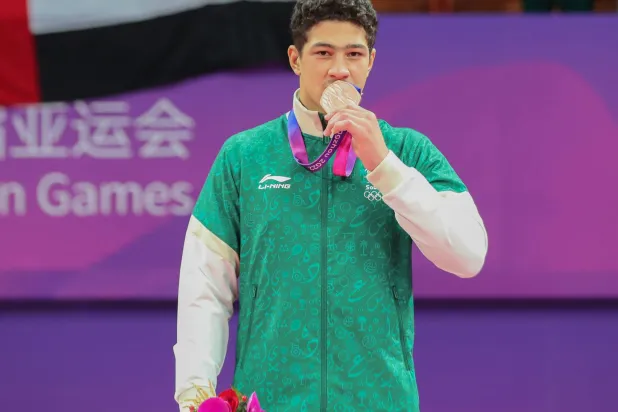 السعودي عمر ندا محتفلا بميداليته (الشرق الأوسط)