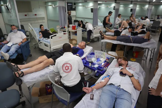 اسرائیلی تل ابیب کے ایک ہسپتال میں خون کا عطیہ دے رہے ہیں (ای پی اے)